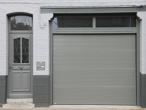 Porte de garage sectionnelle Toulousaine panneaux microrainurés laquée RAL