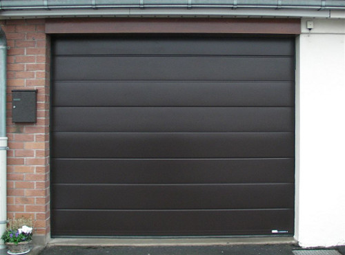 Porte de garage sectionnelle Toulousaine microrainurée RAL livrée a Lyon